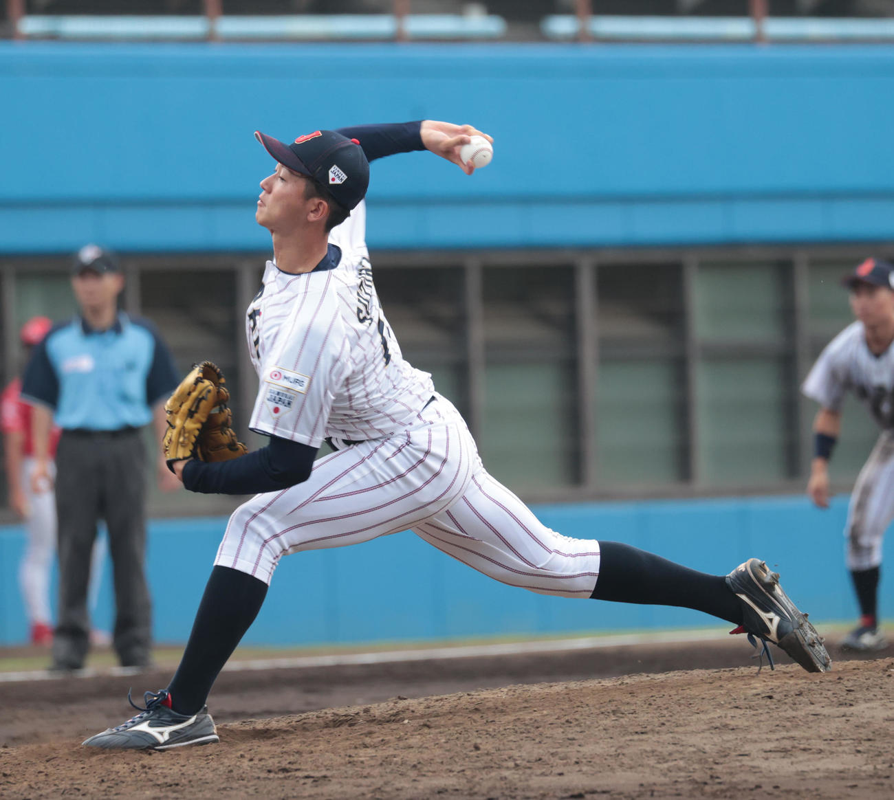 三菱重工East対大学代表　8回から登板した青学大・鈴木（撮影・柴田隆二）