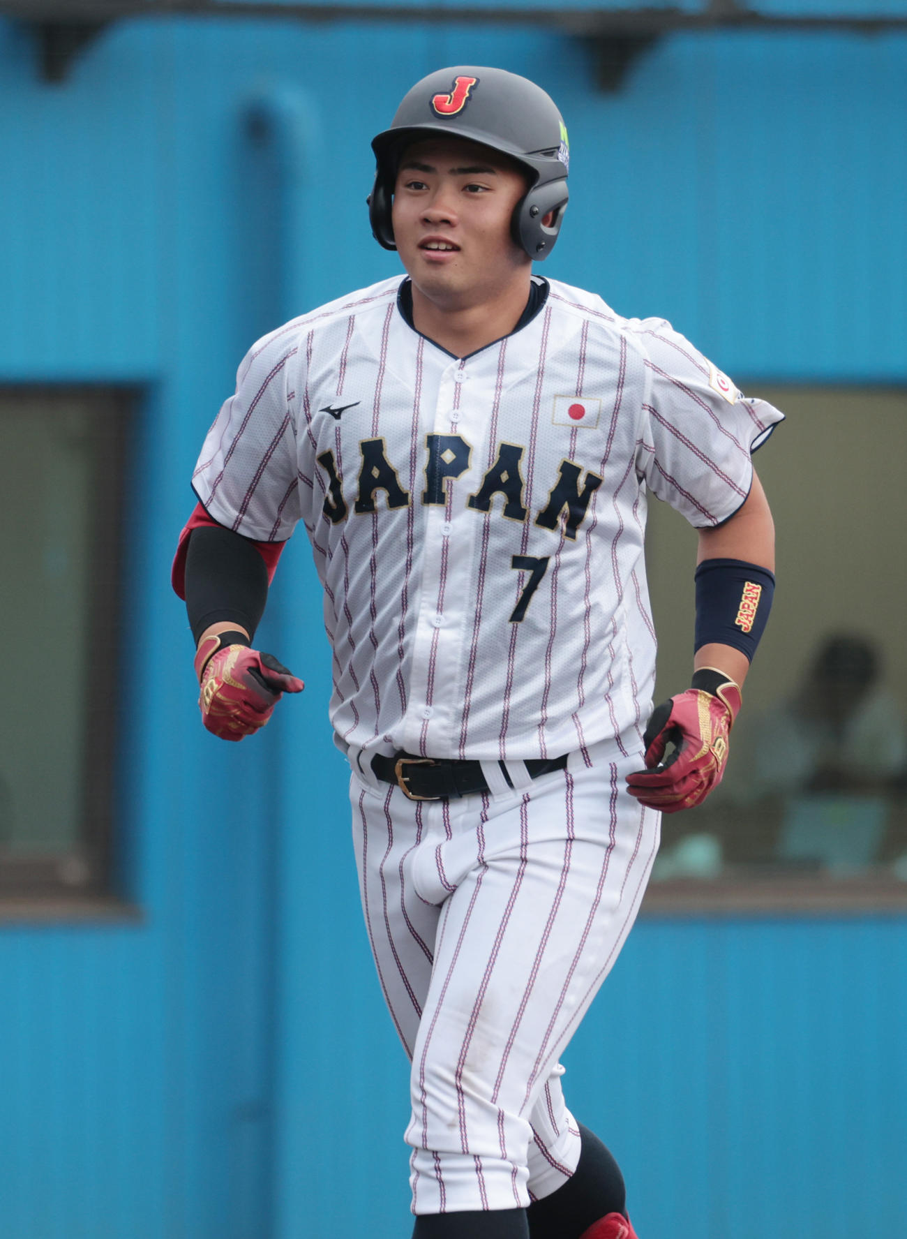 三菱重工East対大学代表　7回裏大学代表2死一、二塁、立大・山形は右越えに本塁打を放ち生還する（撮影・柴田隆二）