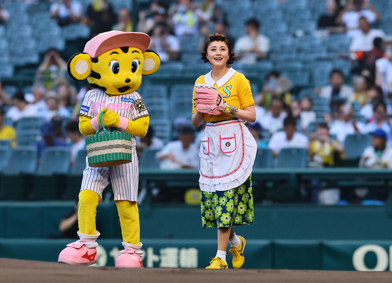 阪神対巨人　サザエさんの格好でファーストピッチのマウンドへ向かう藤原紀香（撮影・藤尾明華）