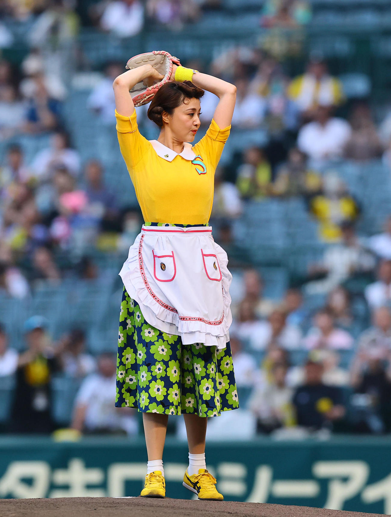 阪神対巨人　サザエさんの格好でファーストピッチを務めた藤原紀香（撮影・藤尾明華）