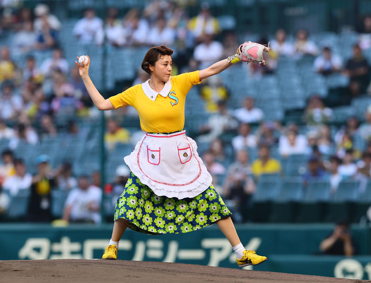 阪神対巨人　サザエさんの格好でファーストピッチを務めた藤原紀香（撮影・藤尾明華）