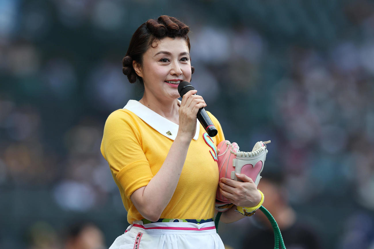 阪神対巨人　試合前、ファーストピッチセレモニーに登場した藤原紀香（撮影・前田充）