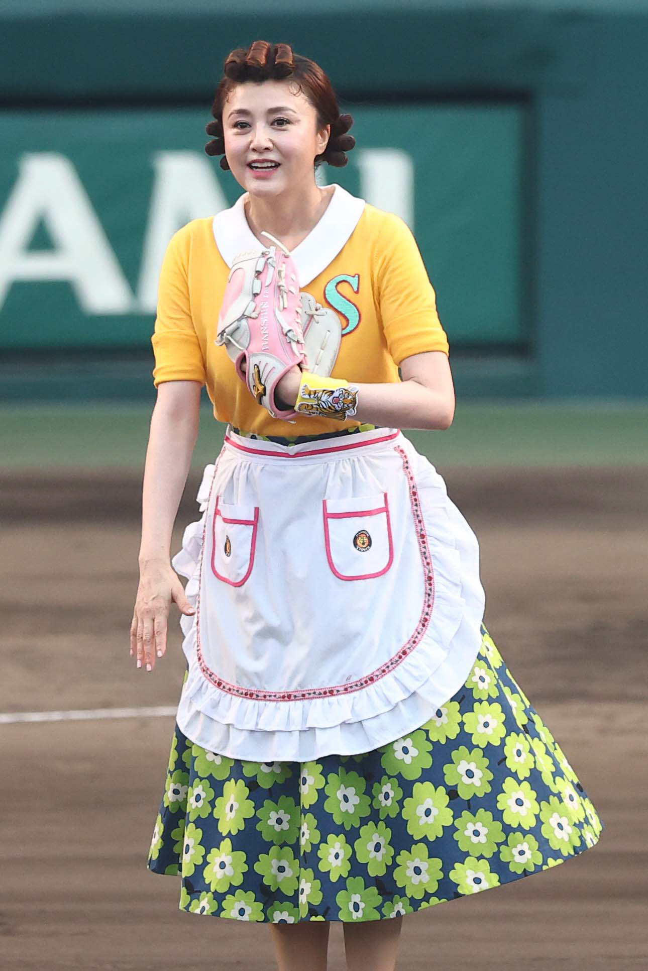 阪神対巨人　ファーストピッチセレモニーを務める藤原（撮影・上田博志）