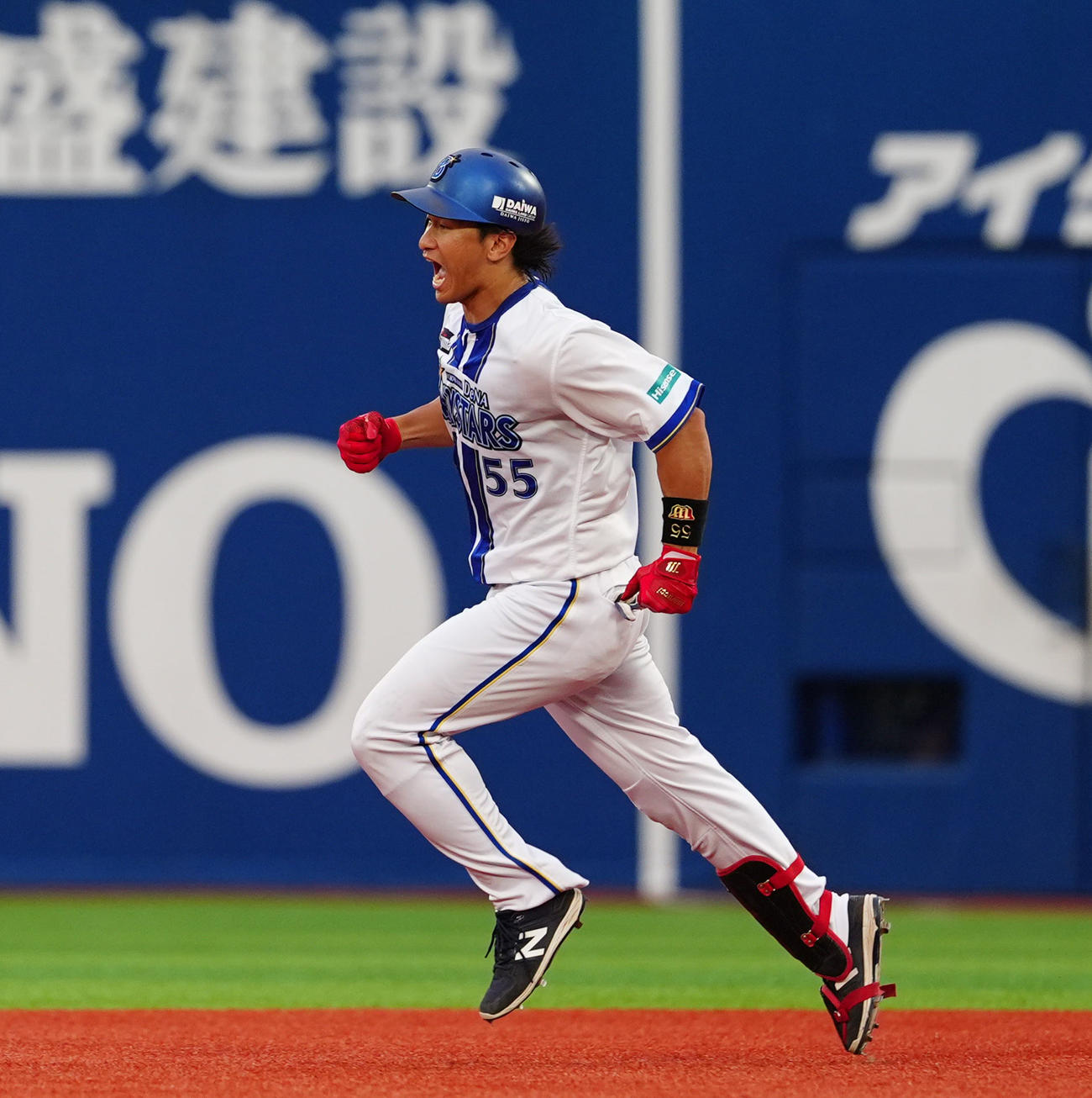 DeNA対中日　1回裏DeNA2死満塁、右越え満塁本塁打を放ち雄たけびを上げる井上（撮影・清水貴仁）