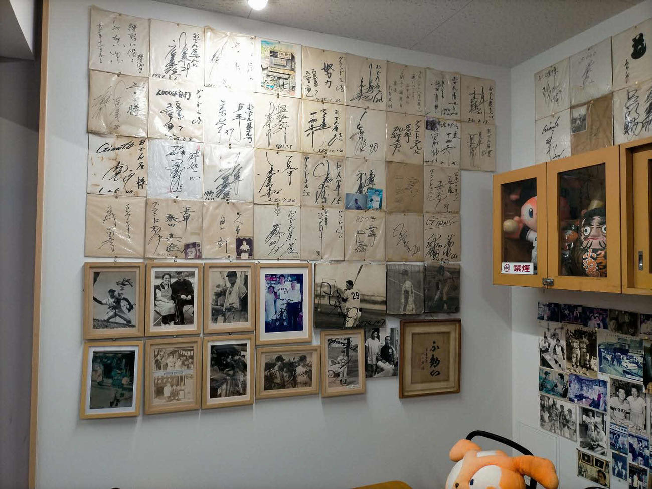 Gタウン球場に再現された「グランド小池商店」。寄贈された色紙と写真には豪華OBがずらり