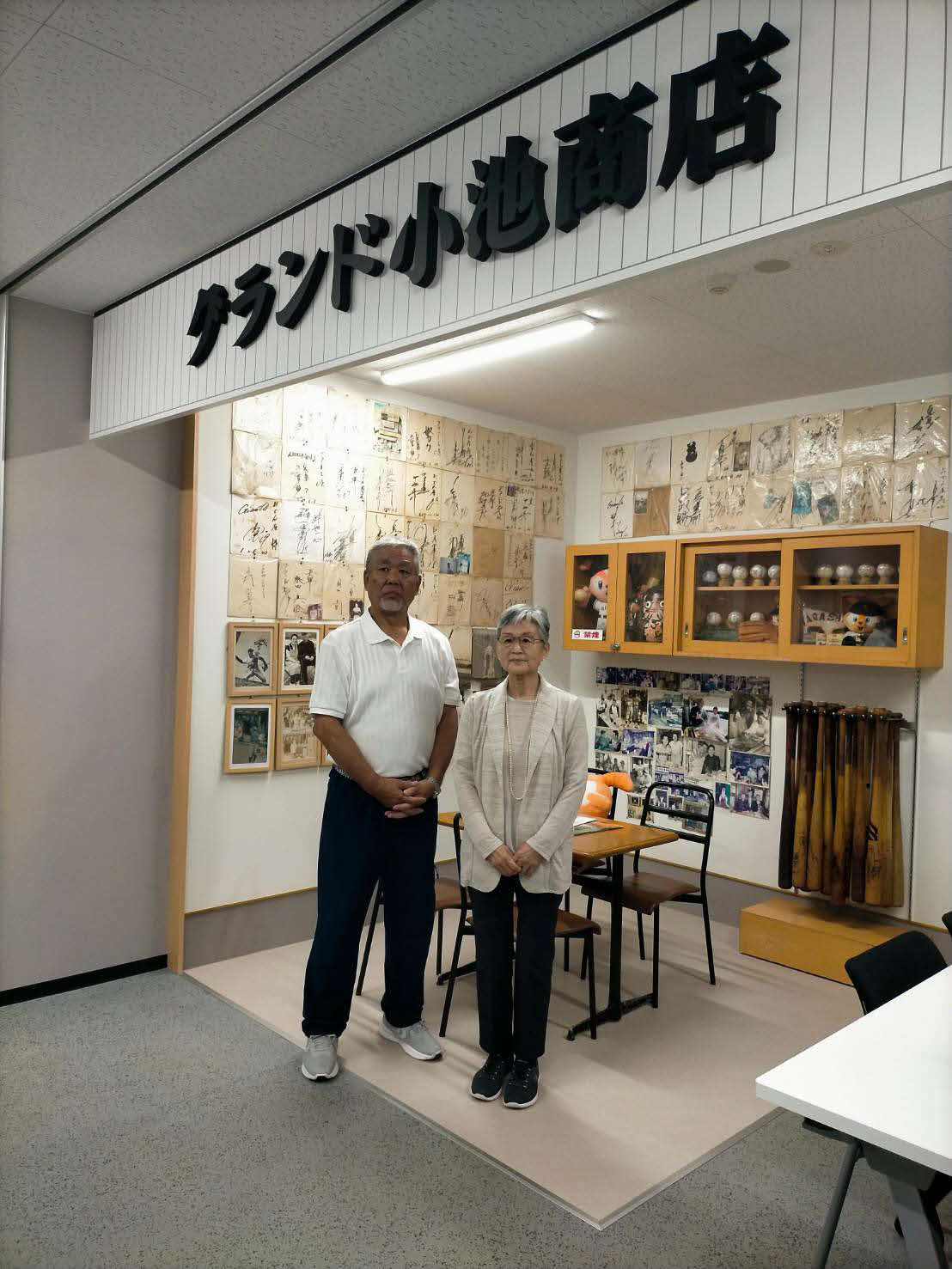 Gタウン球場に再現された「グランド小池商店」。昨年12月に閉店するまで営んでいた高橋文子さん（右）晴夫さん夫妻