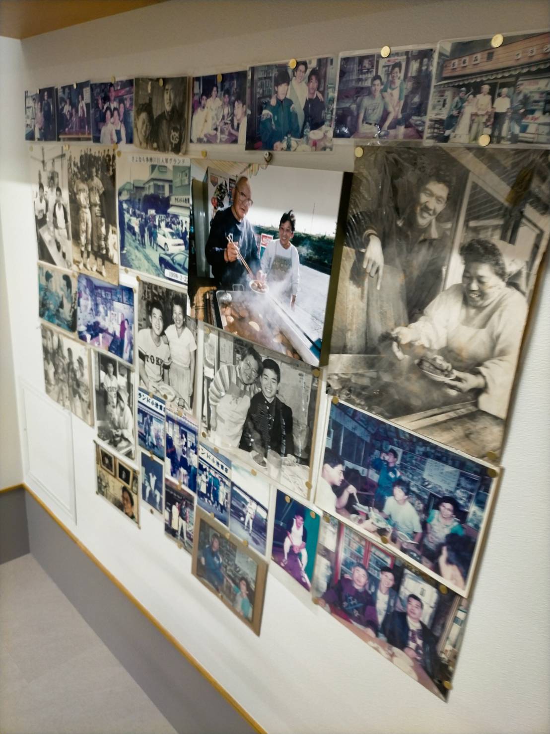 「グランド小池商店」から寄贈された写真。桑田2軍監督らが映る