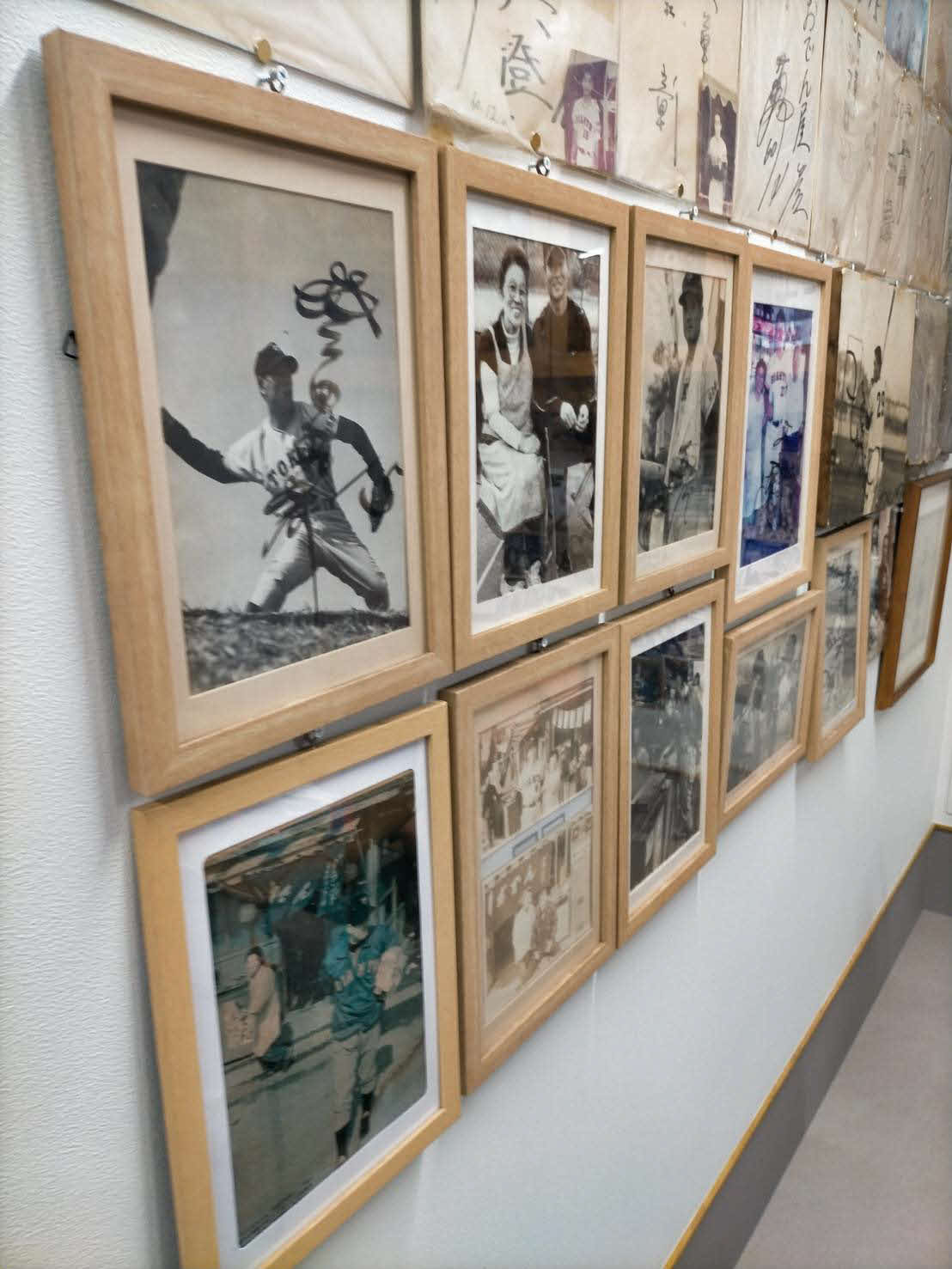 「グランド小池商店」から寄贈された写真。長嶋さん、王さんらが映る