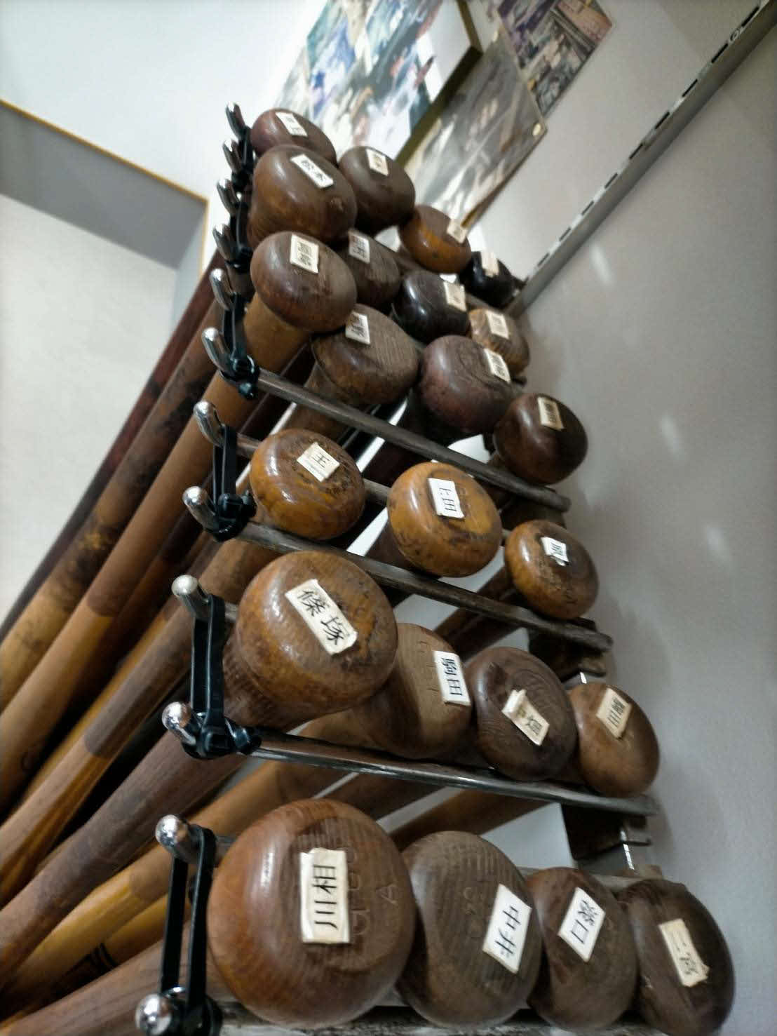 Gタウン球場にグランド小池商店」から寄贈されたバットには歴代OBの名前が並ぶ