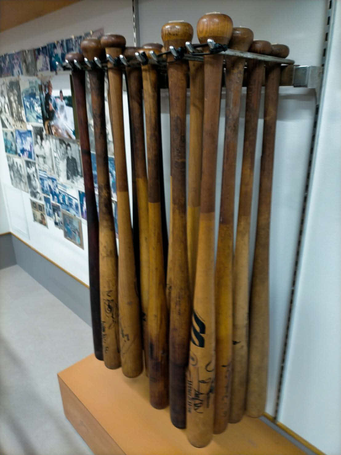 「グランド小池商店」から寄贈された23本のバット