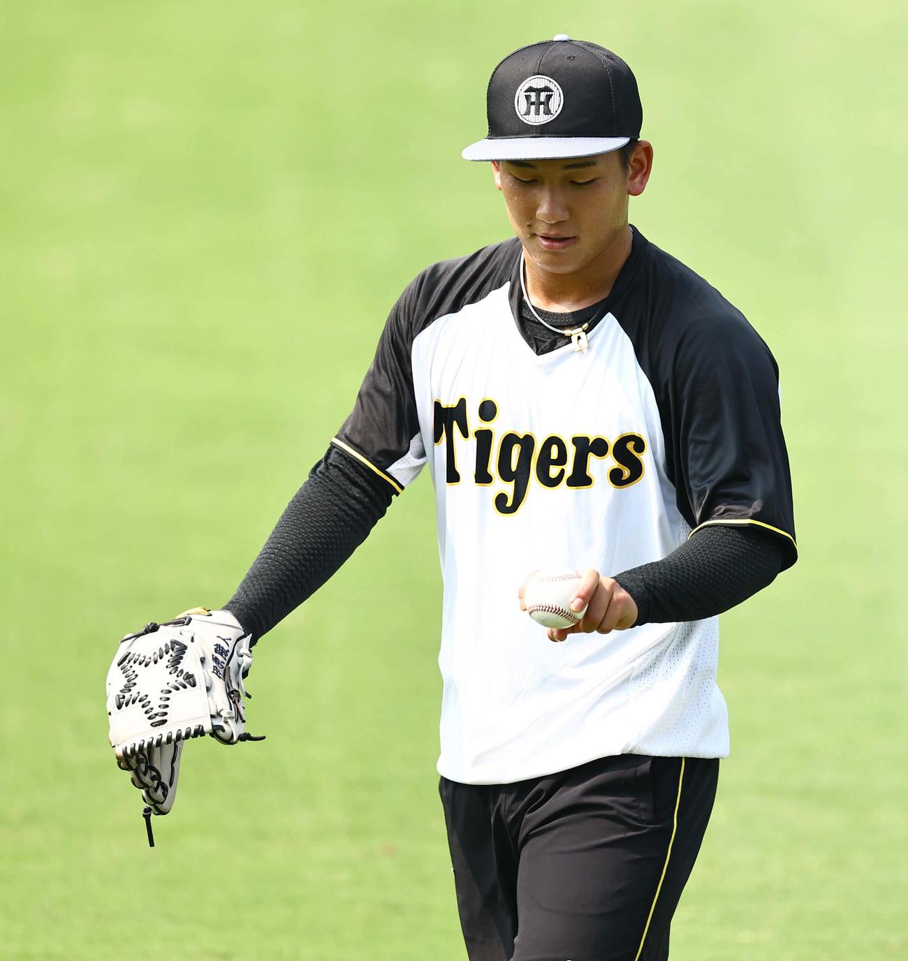 阪神対巨人　フォークの握りを見せる伊原（撮影・上田博志）