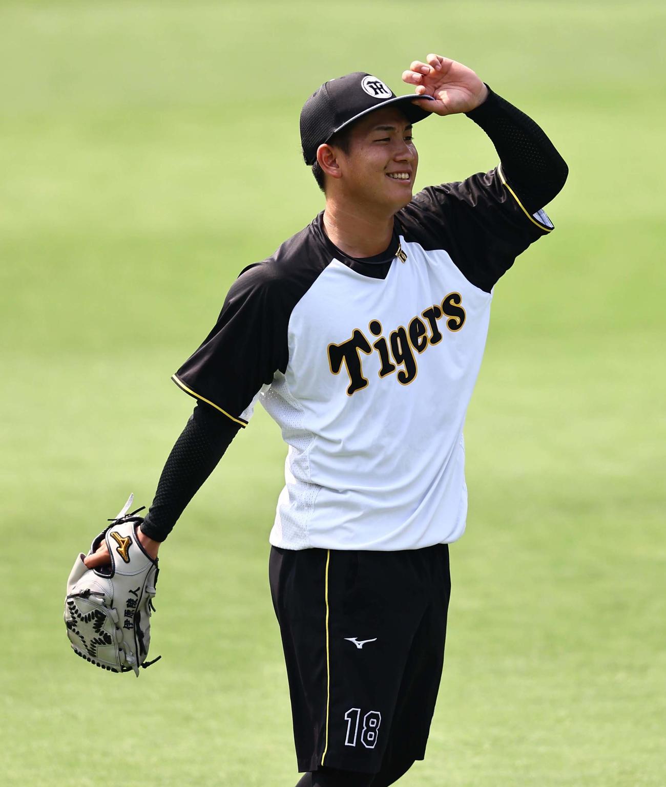 阪神対巨人　笑顔を見せながらキャッチボールをする伊原（撮影・上田博志）