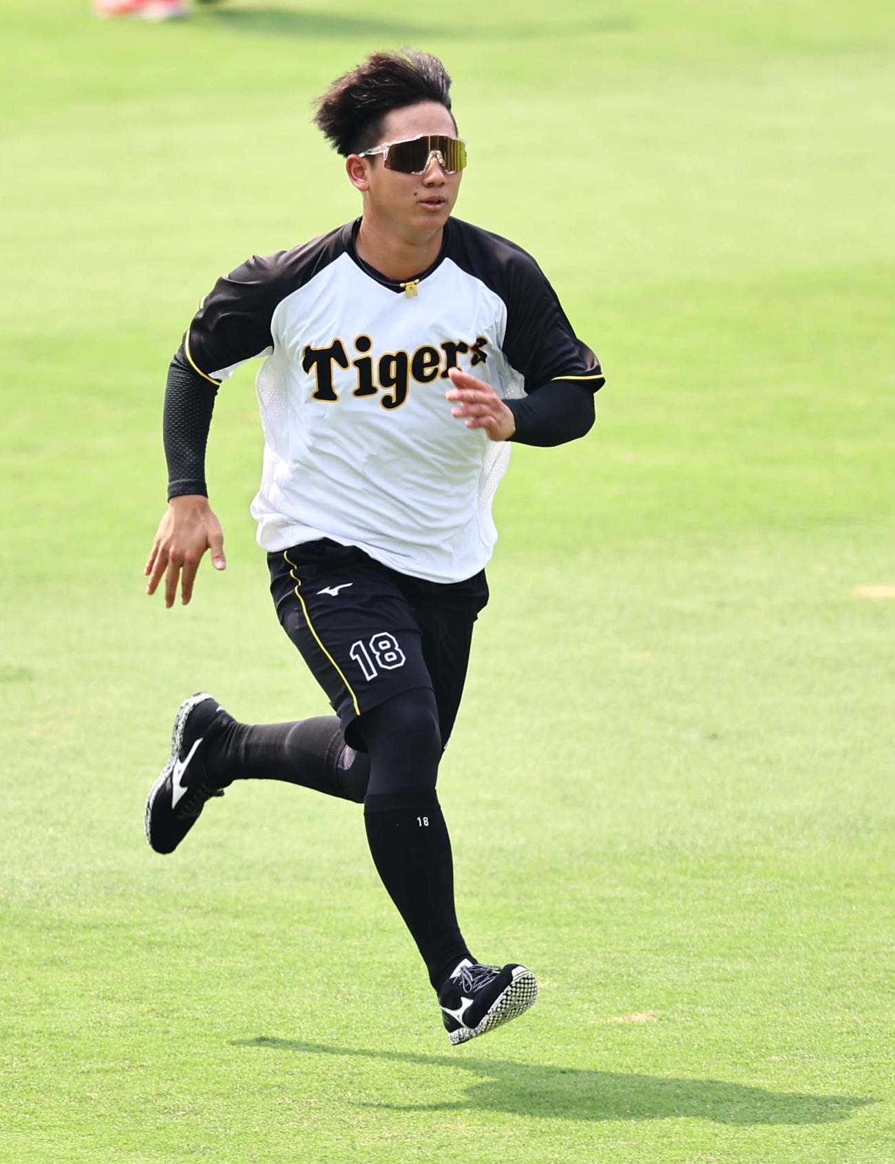 阪神対巨人　ダッシュする伊原（撮影・上田博志）