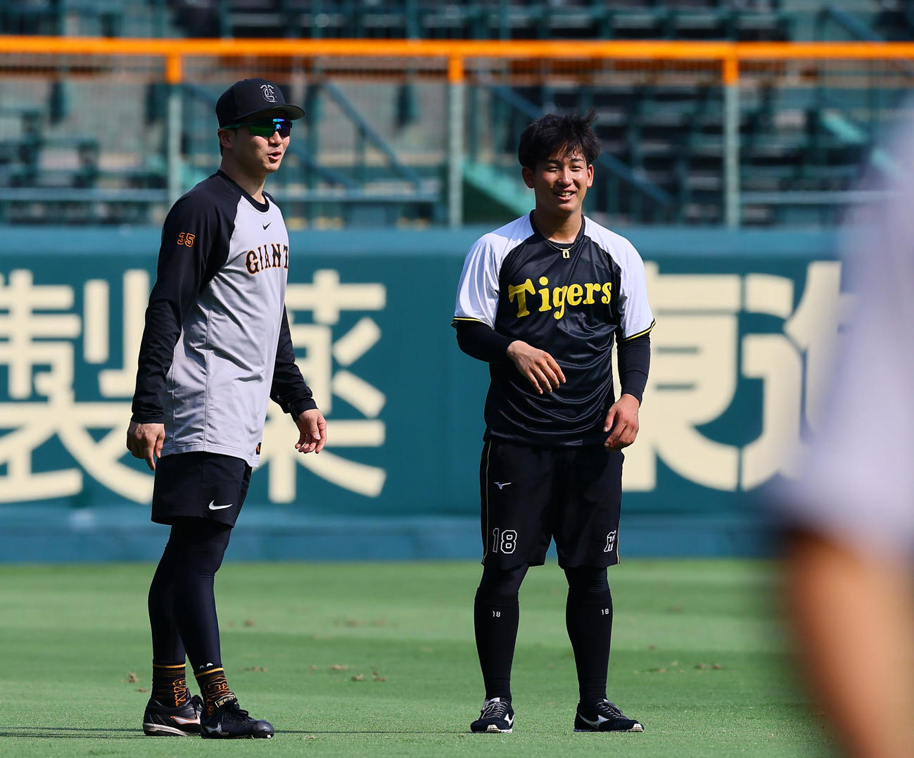 阪神対巨人　話しをする巨人泉口（左）と阪神伊原（撮影・藤尾明華）