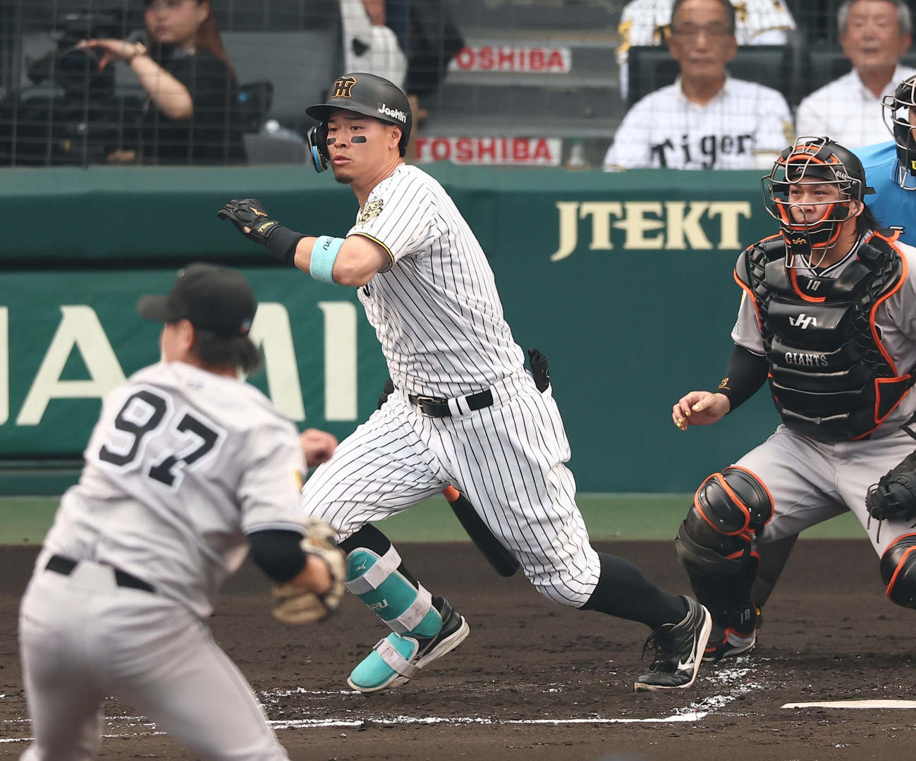 阪神対巨人　1回表巨人2死一塁、佐藤輝は二ゴロに倒れる（撮影・上田博志）