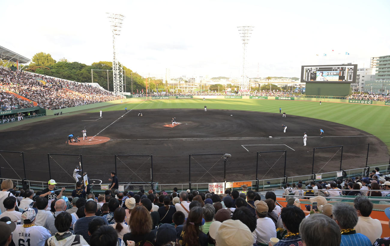 西武対オリックス　満員となった地元の沖縄セルラースタジアム那覇で力投するするオリックス宮城（撮影・和賀正仁）