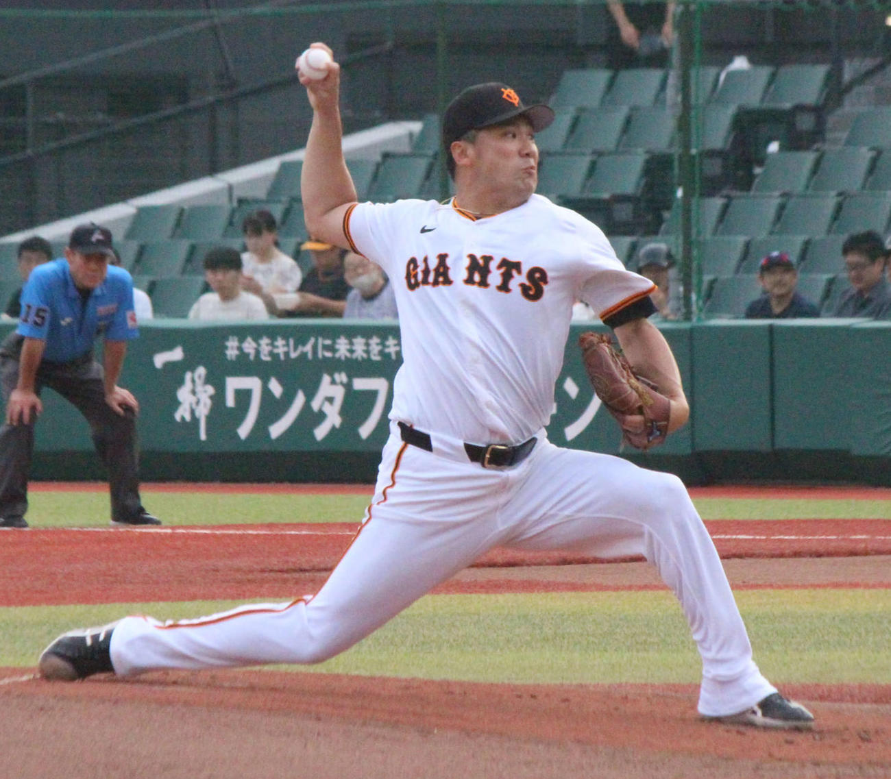 初回に力強く投げ込む田中