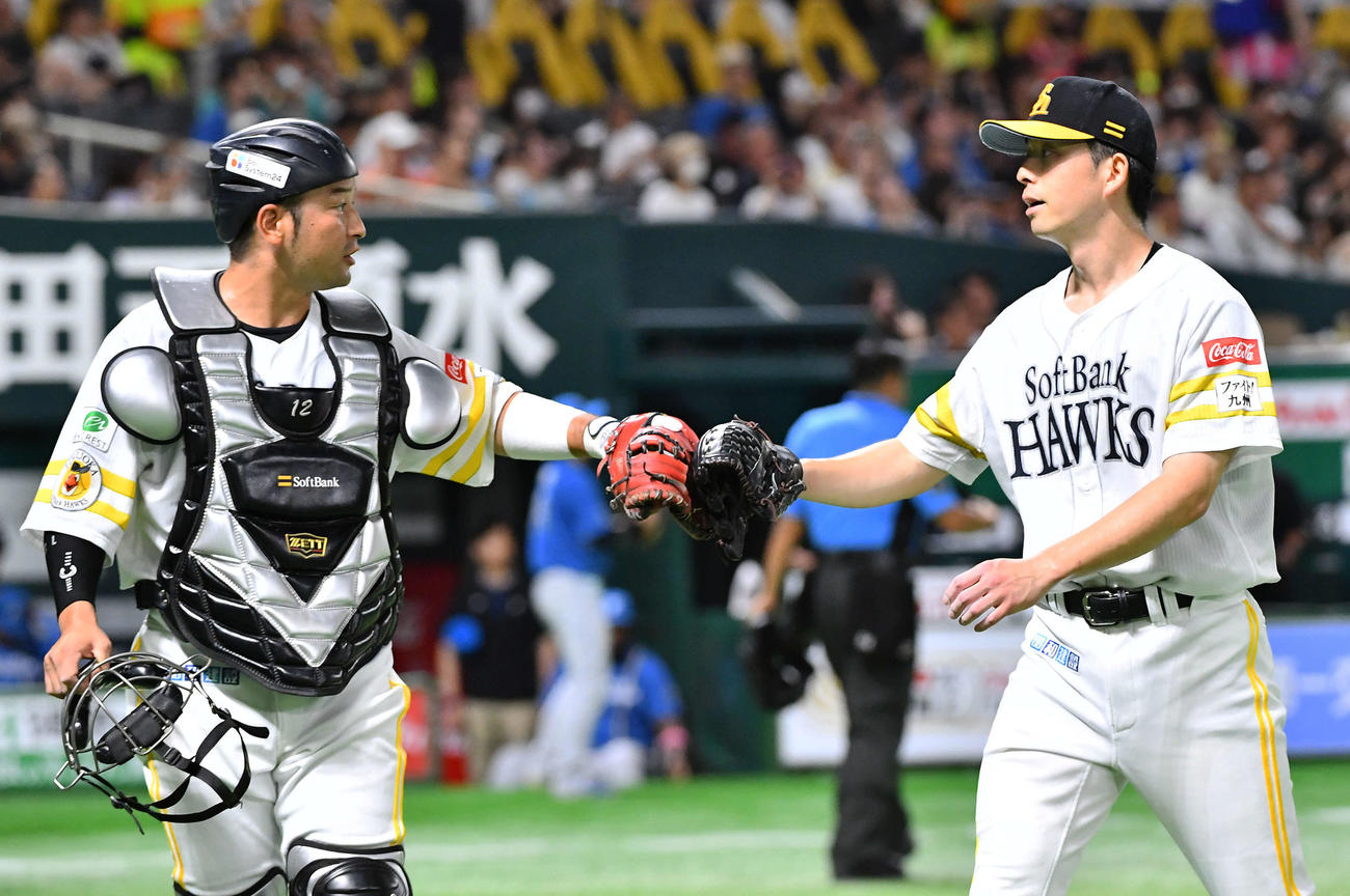 ソフトバンク対日本ハム　2回表を無失点に抑えた大関（右）は嶺井とグラブタッチを交わす（撮影・岩下翔太）