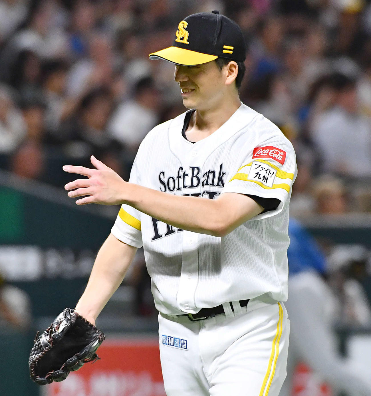 ソフトバンク対日本ハム　6回表を無失点に抑え、笑顔でベンチへ戻る大関（撮影・岩下翔太）