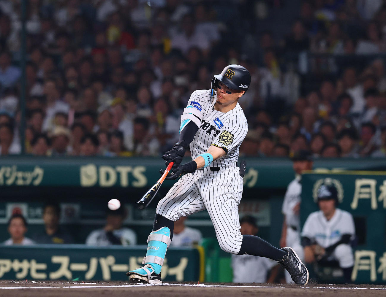 阪神対巨人　6回裏阪神1死、佐藤輝は一塁内野安打を放つ（撮影・藤尾明華）