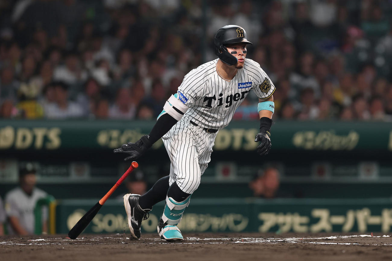 阪神対巨人　6回裏阪神1死、一塁内野安打を放つ佐藤輝（撮影・前田充）
