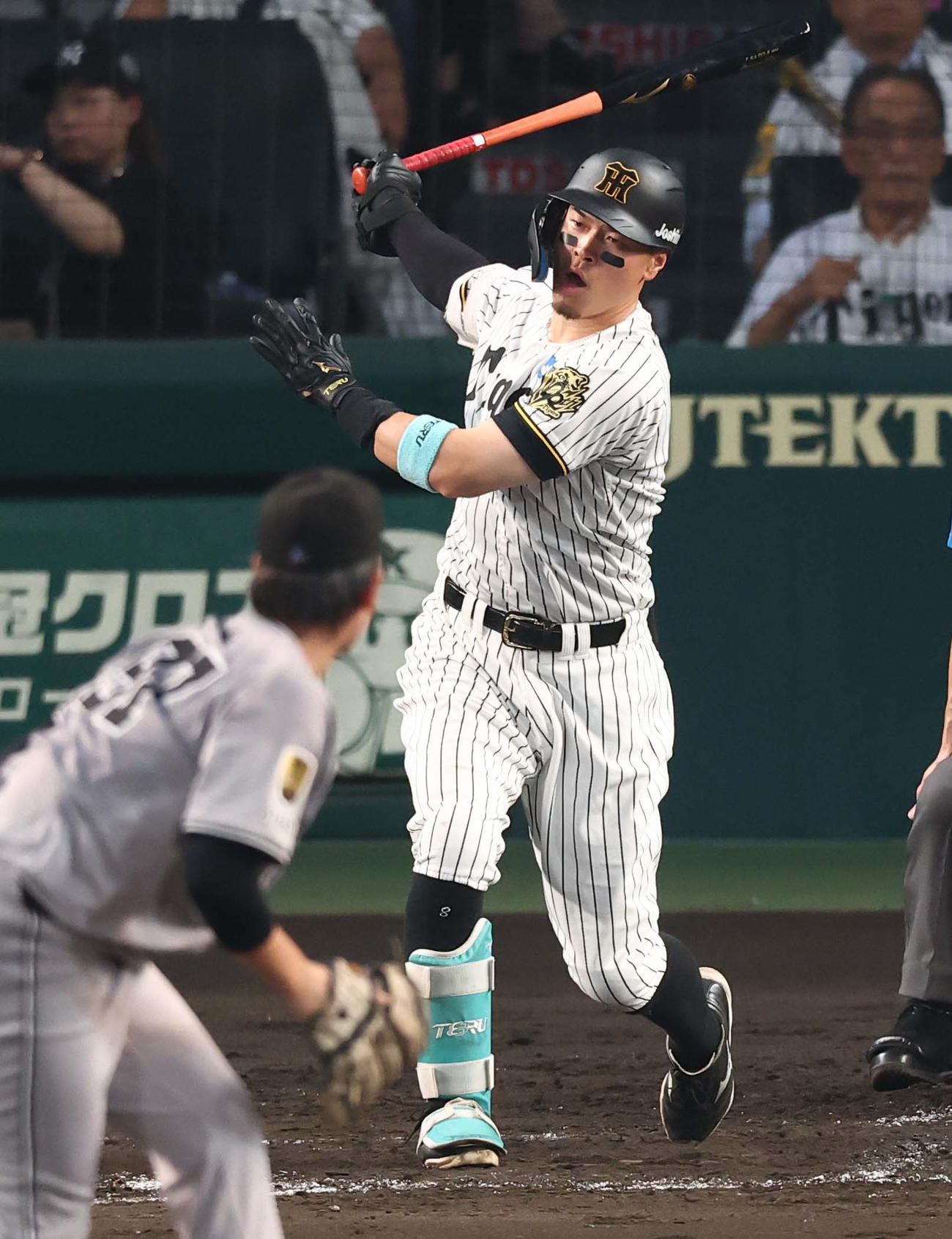 阪神対巨人　4回裏阪神無死、佐藤輝は三振に倒れる（撮影・上田博志）