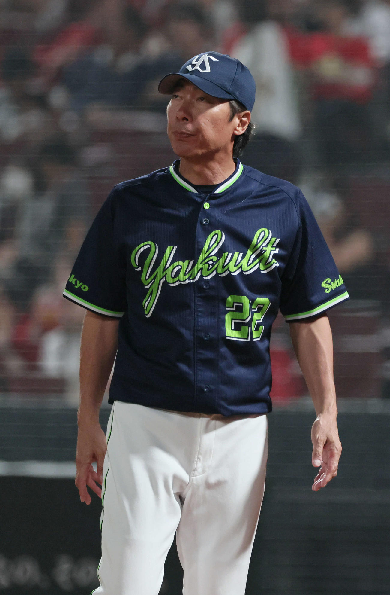 広島対ヤクルト　8回表終了時、交代を告げる高津監督（撮影・加藤孝規）