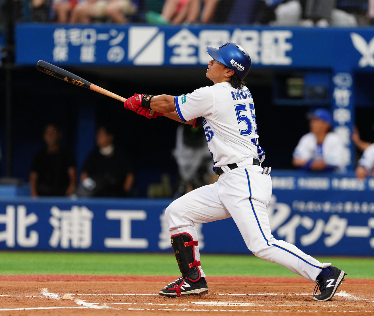 DeNA対中日　1回裏DeNA2死満塁、右越え満塁本塁打を放つ井上（撮影・清水貴仁）