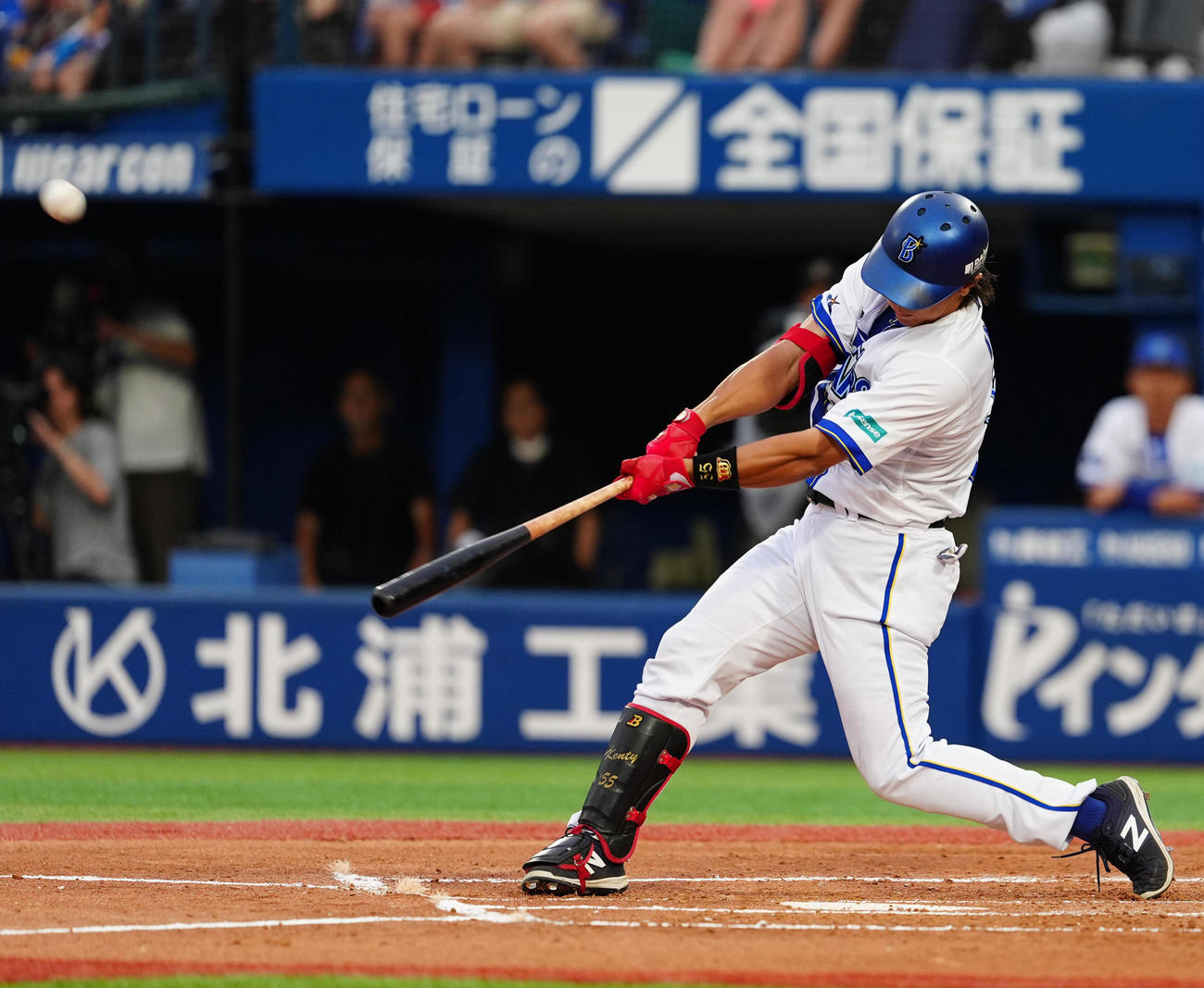 DeNA対中日　1回裏DeNA2死満塁、右越え満塁本塁打を放つ井上（撮影・清水貴仁）