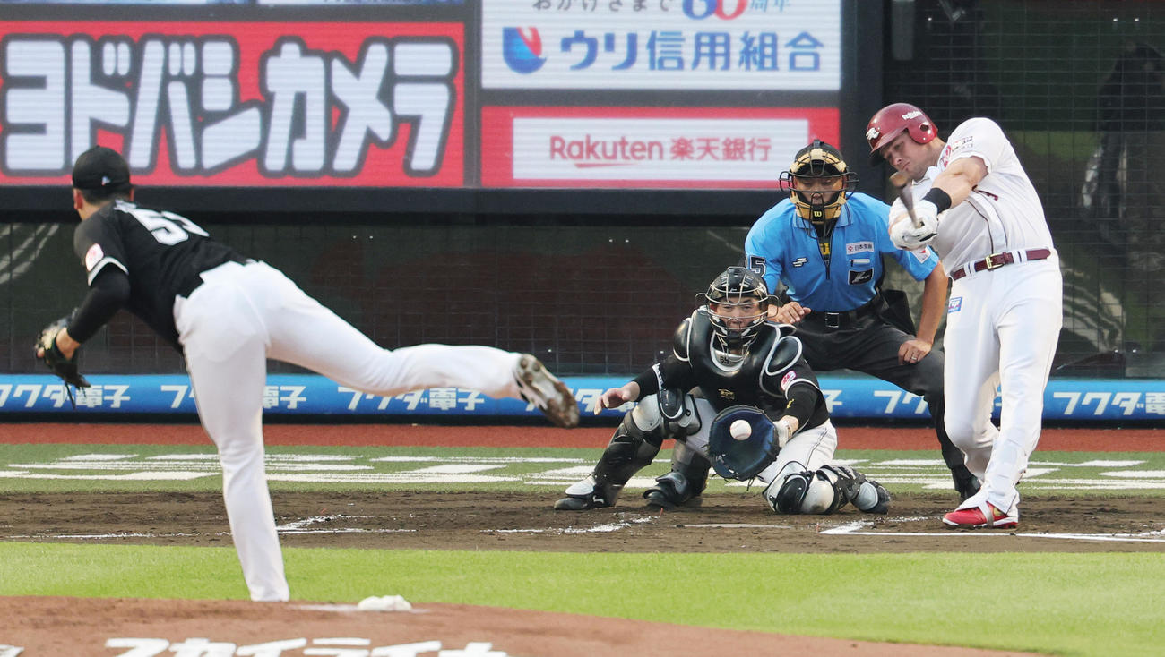 楽天対ロッテ　2回裏楽天2死、木村の前に空振り三振に倒れるボイト（撮影・野上伸悟）