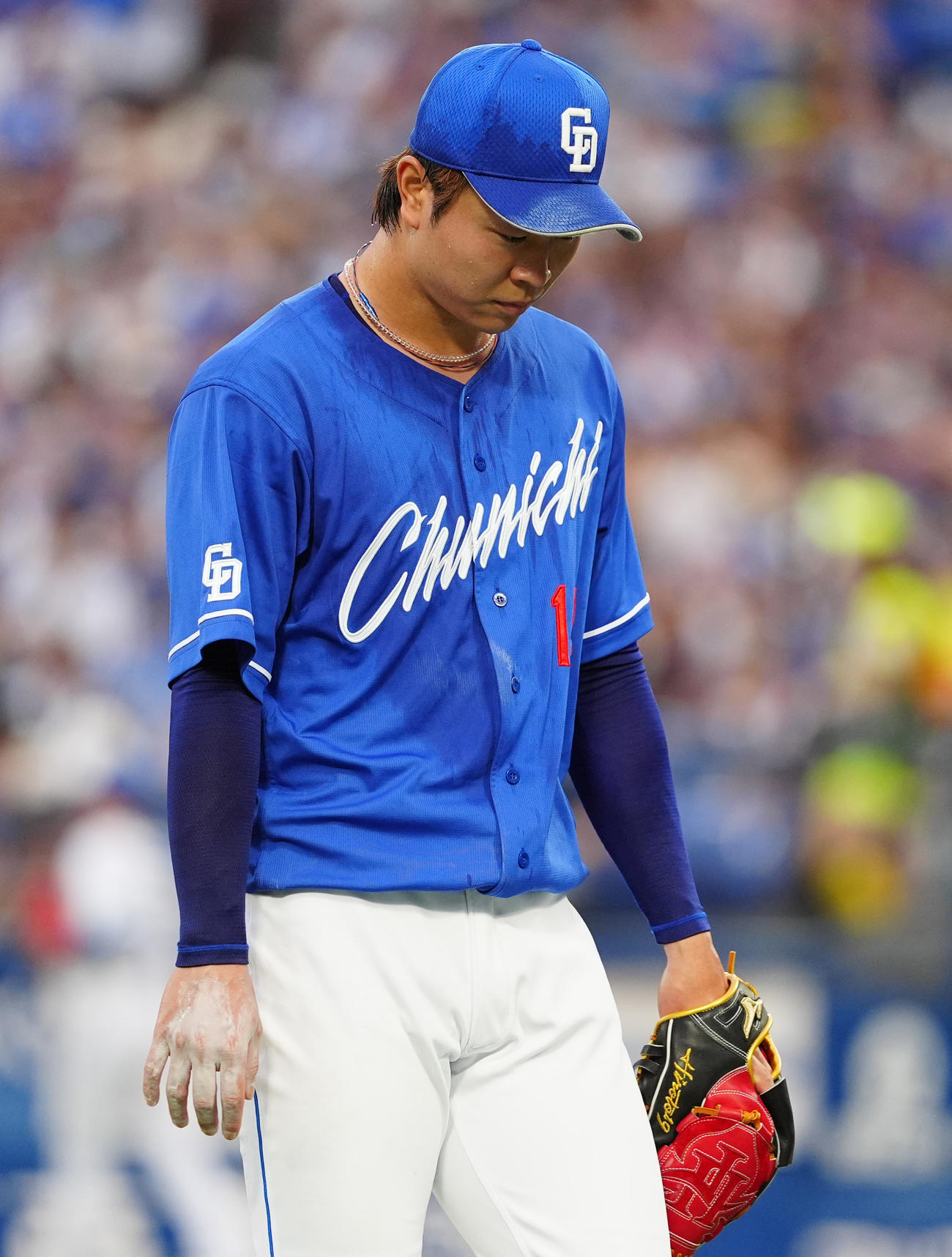 DeNA対中日　初回、2死走者なしから連打で満塁本塁打を浴びがっくりする通がっくりする高橋宏（撮影・清水貴仁）