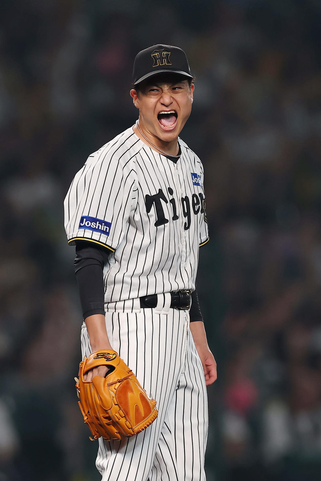 阪神対巨人　8回表巨人2死二塁、泉口を左飛に打ち取り、雄たけびを上げる大竹（撮影・前田充）