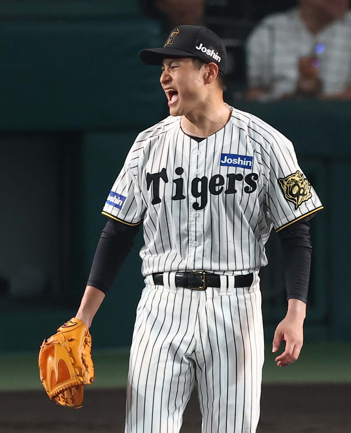 阪神対巨人　8回表巨人2死二塁、大竹は泉口を左飛に打ち取り雄たけびをあげる（撮影・上田博志）