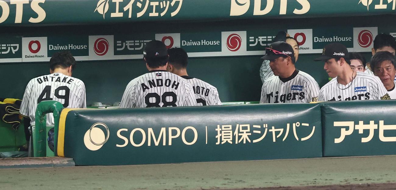 阪神対巨人　安藤コーチ（左から2人目）に声を掛けられた大竹（左）はうなだれたようなしぐさを見せる（撮影・上田博志）