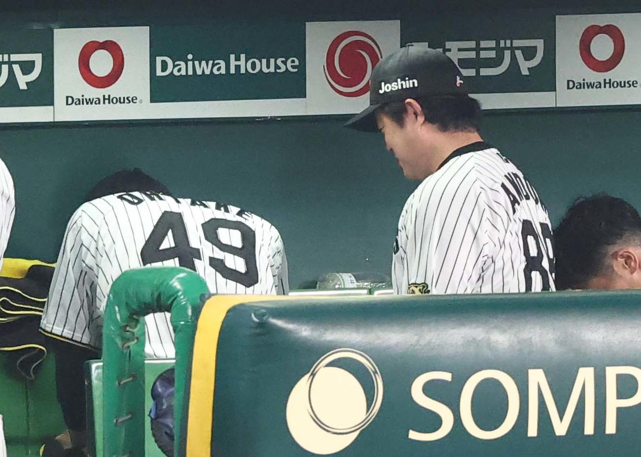 阪神対巨人　安藤コーチ（右）に声を掛けられた大竹はうなだれたようなしぐさを見せる（撮影・上田博志）