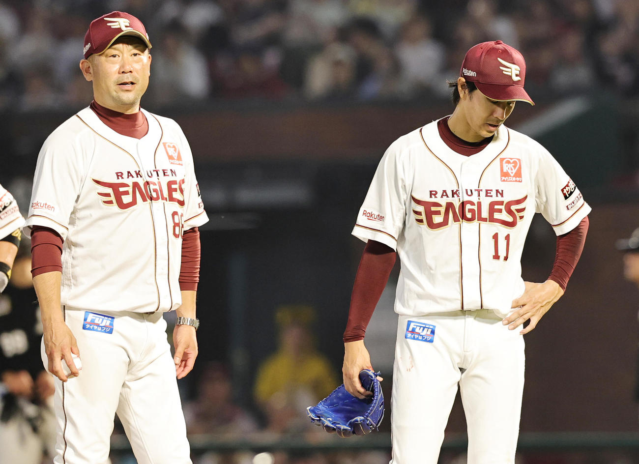 楽天対ロッテ　6回表ロッテ無死満塁、降板する楽天岸。左は三木監督（撮影・野上伸悟）