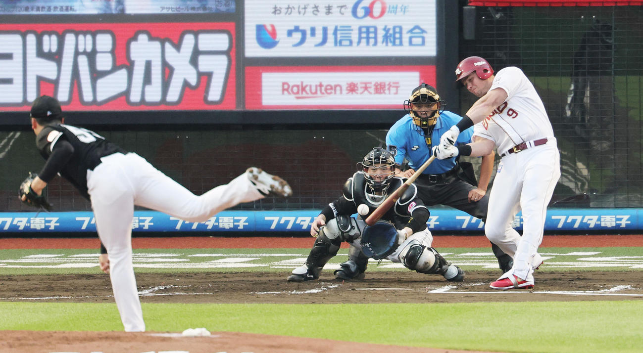 楽天対ロッテ　2回裏楽天2死、木村の前に空振り三振に倒れるボイト（撮影・野上伸悟）