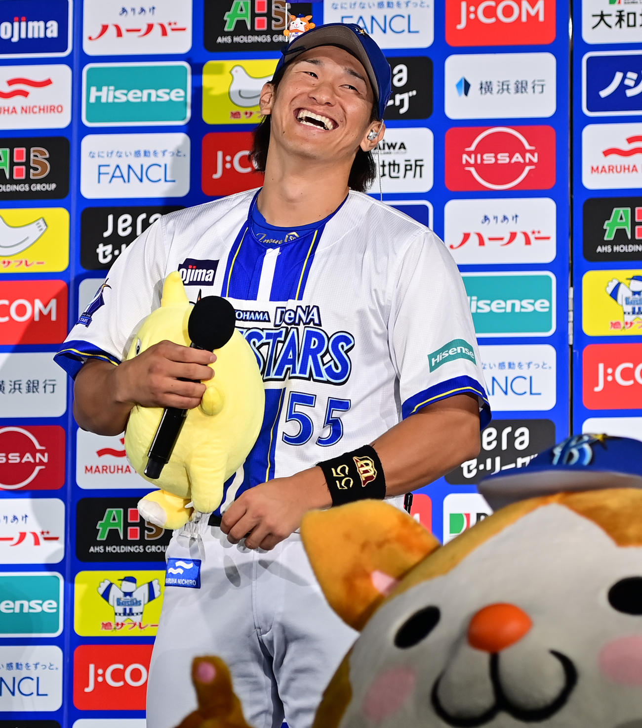 DeNA対中日　お立ち台で笑顔をみせるDeNA井上（撮影・清水貴仁）