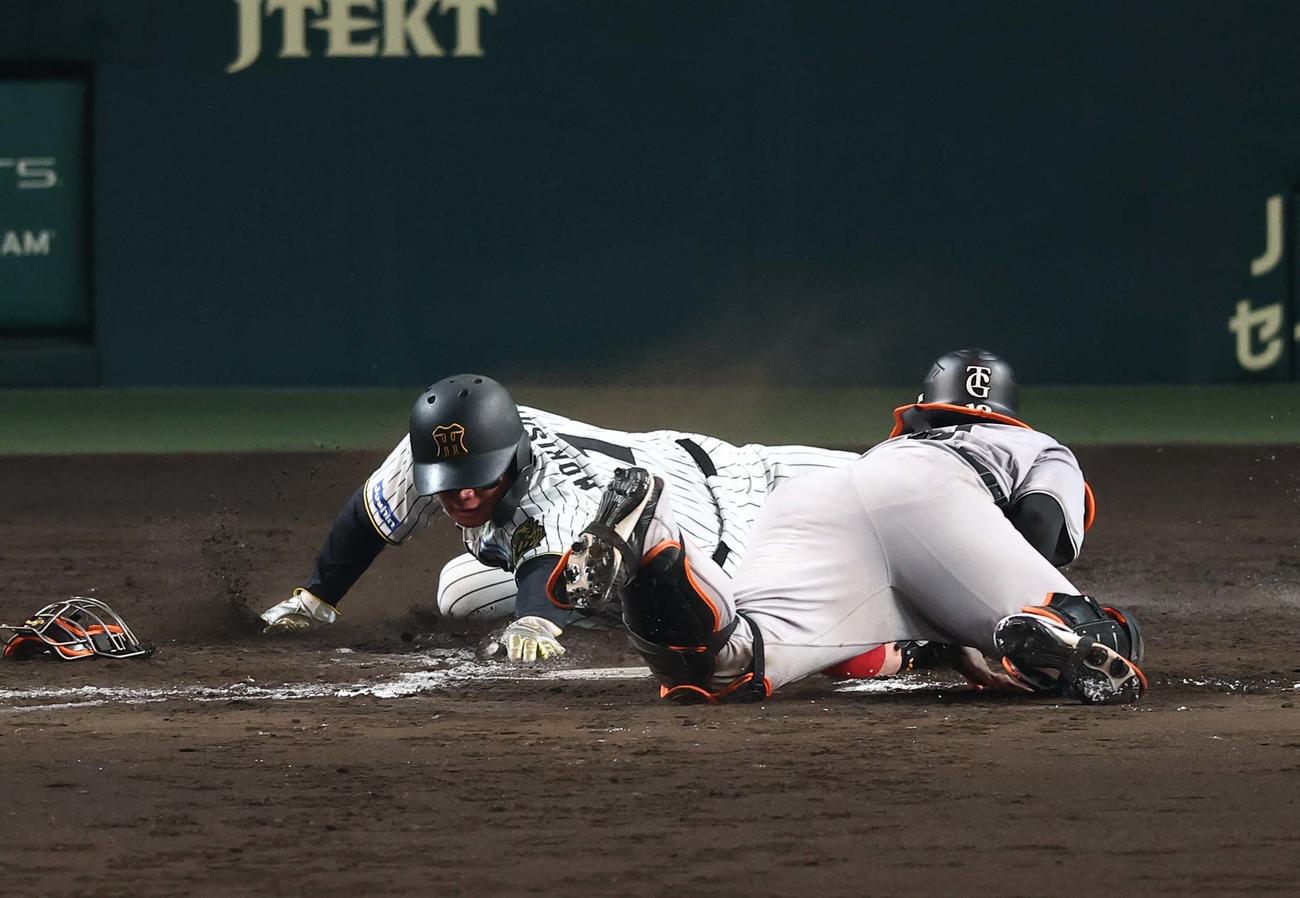阪神対巨人　8回裏阪神2死一、二塁、大山の適時打で生還する森下。アウトの判定もリクエストで生還となる（撮影・上田博志）