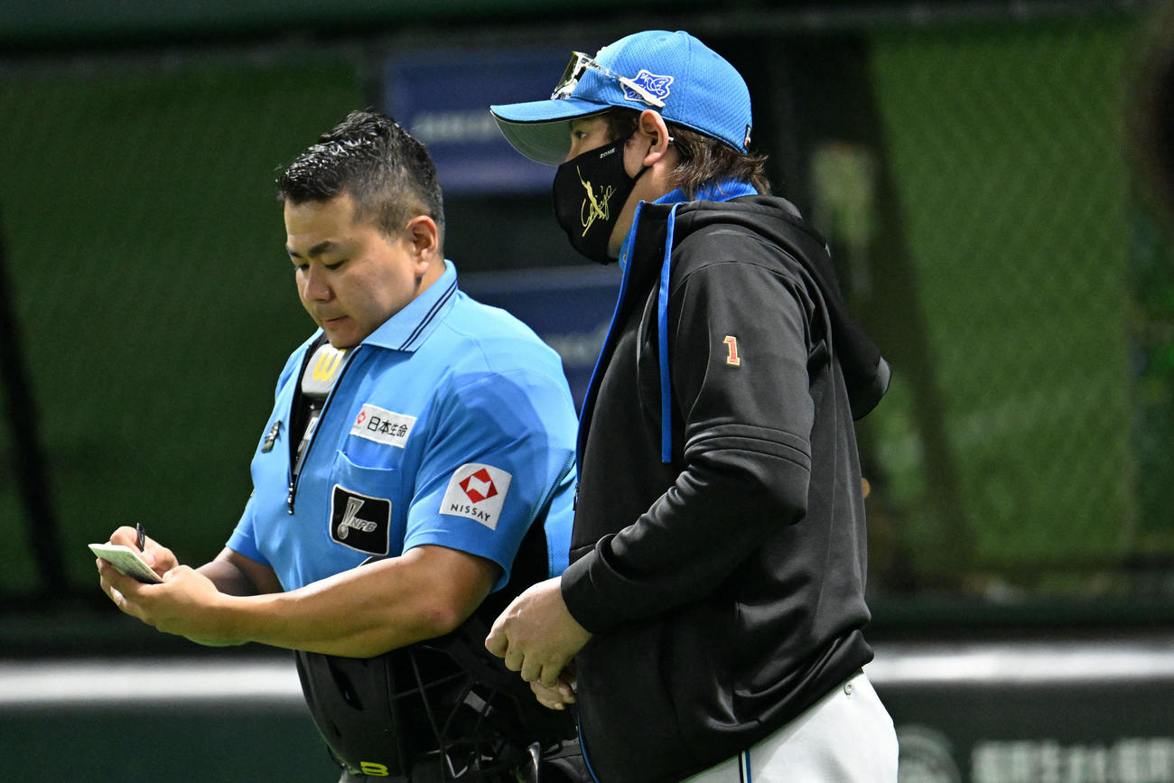 ソフトバンク対日本ハム　9回表終了後、選手交代を告げる新庄監督（右）（撮影・林敢治）