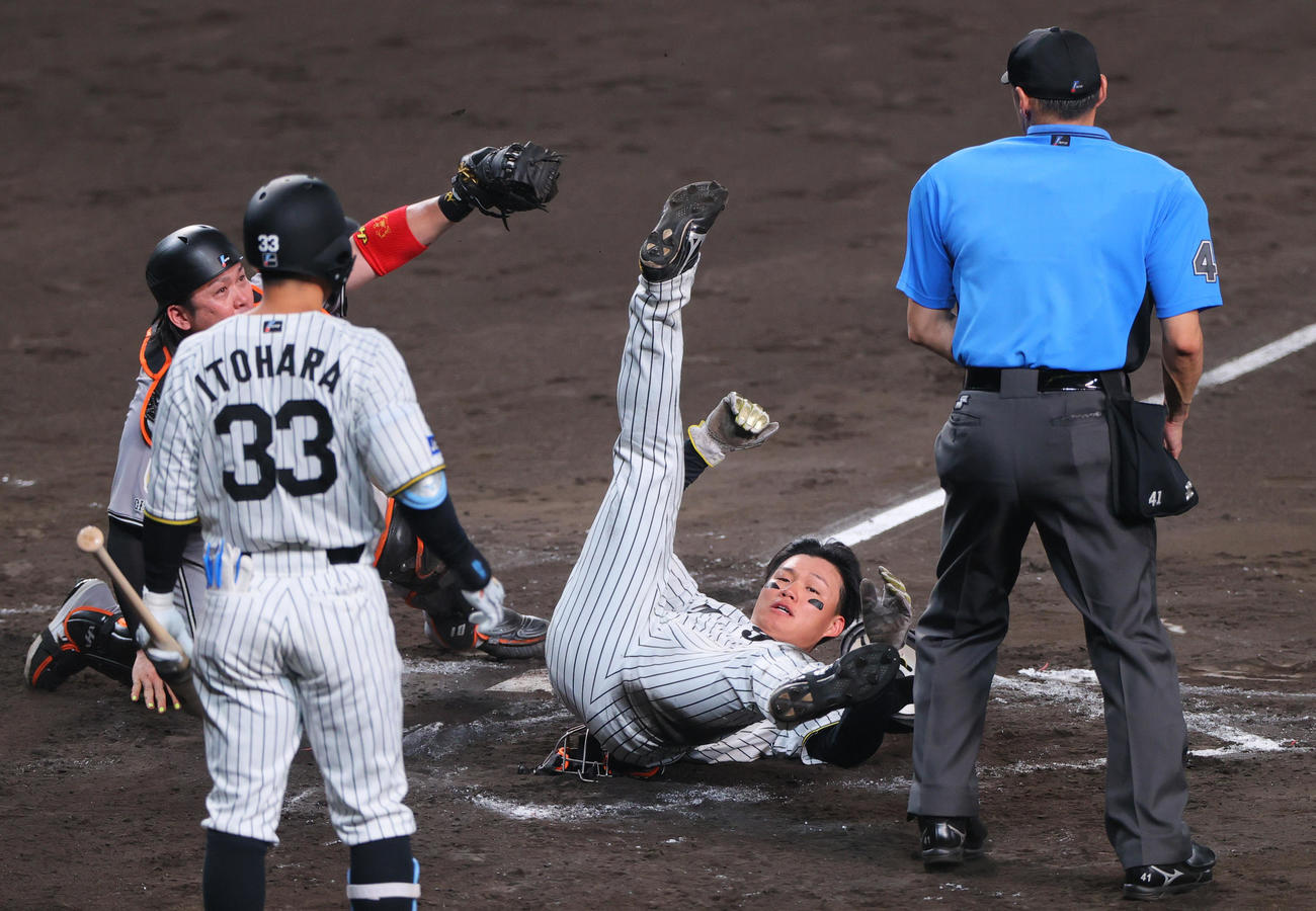 阪神対巨人　8回裏阪神2死一、二塁、大山の遊内野安打で二走森下（右から2人目）は捕手甲斐のタッチをかわし生還する（撮影・上山淳一）