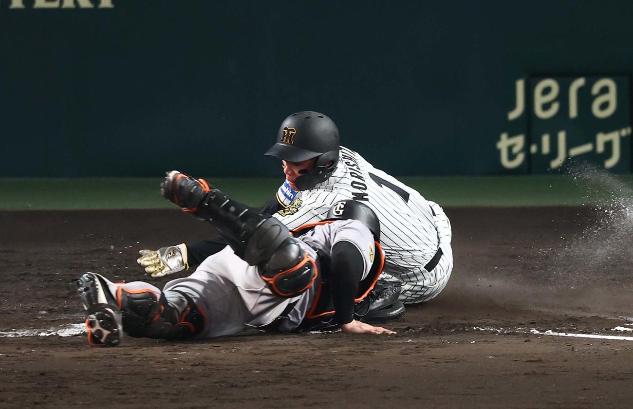 阪神対巨人　8回裏阪神2死一、二塁、大山の適時打で生還する森下。アウトの判定もリクエストで生還となる（撮影・上田博志）