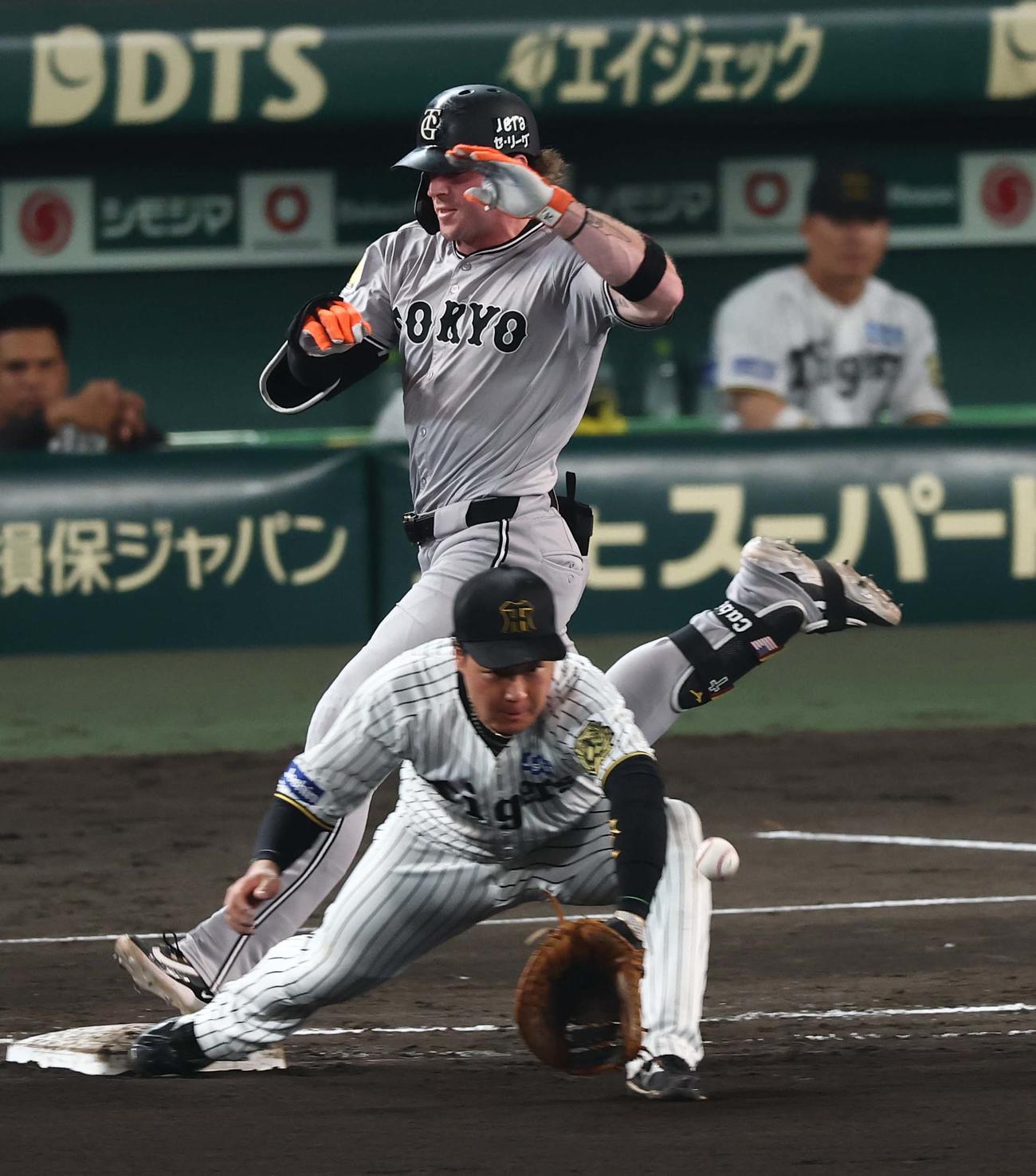 阪神対巨人　8回表巨人無死、キャベッジは内野安打を放つ（撮影・上田博志）