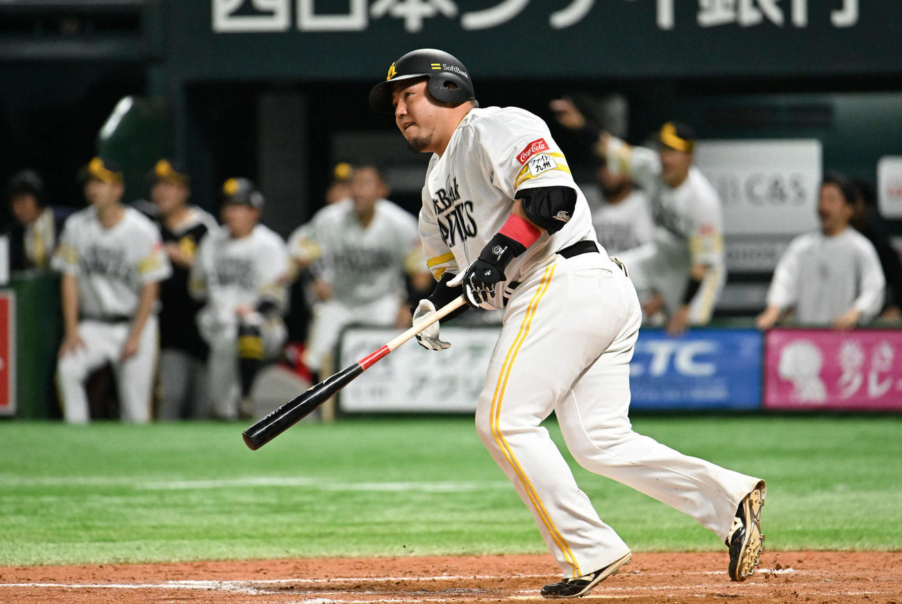 ソフトバンク対日本ハム　9回裏ソフトバンク1死一、三塁、山川は逆転サヨナラ2点適時打を放つ（撮影・林敢治）