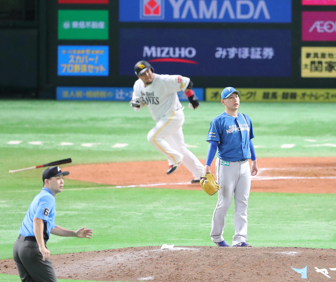 ソフトバンク対日本ハム　9回裏ソフトバンク1死一、三塁、山川に左越えサヨナラ2点適時二塁打を浴びた加藤貴（撮影・梅根麻紀）