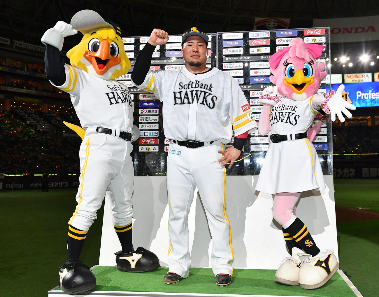 ソフトバンク対日本ハム　日本ハムにサヨナラ勝利し、お立ち台でガッツポーズする山川（撮影・岩下翔太）