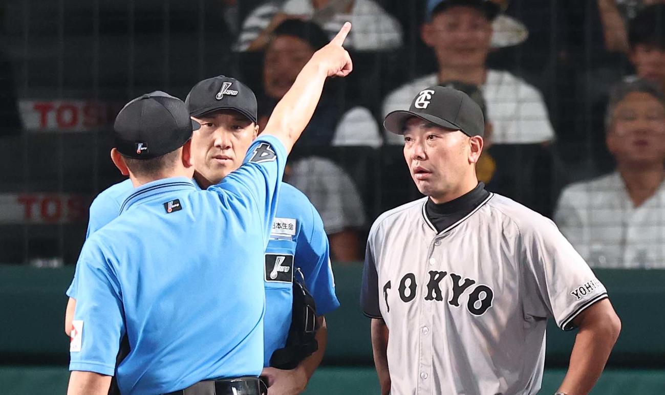 阪神対巨人　8回、リクエスト判定に抗議した阿部監督は退場となる（撮影・上田博志）