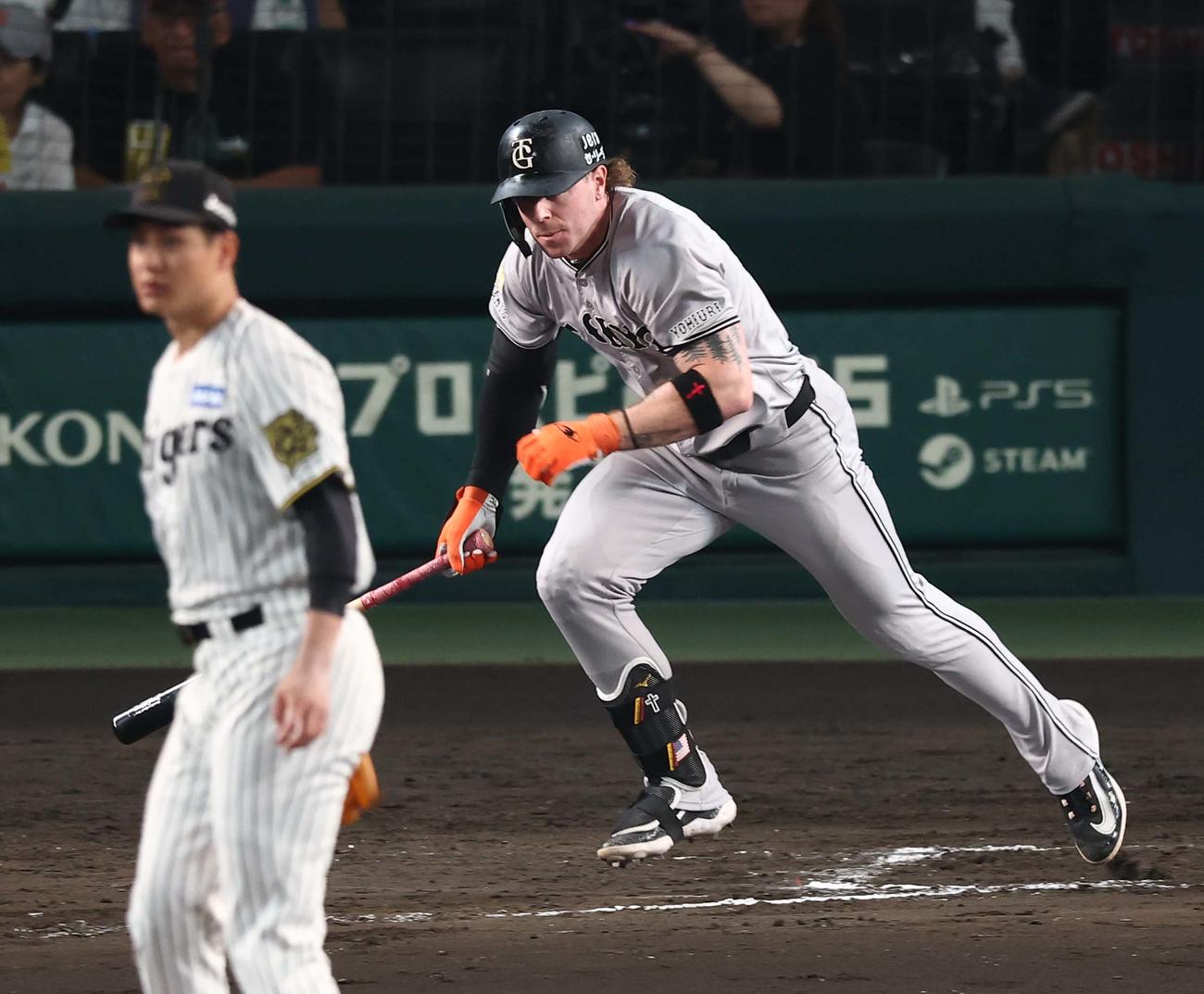 阪神対巨人　8回表巨人無死、キャベッジは内野安打を放つ（撮影・上田博志）