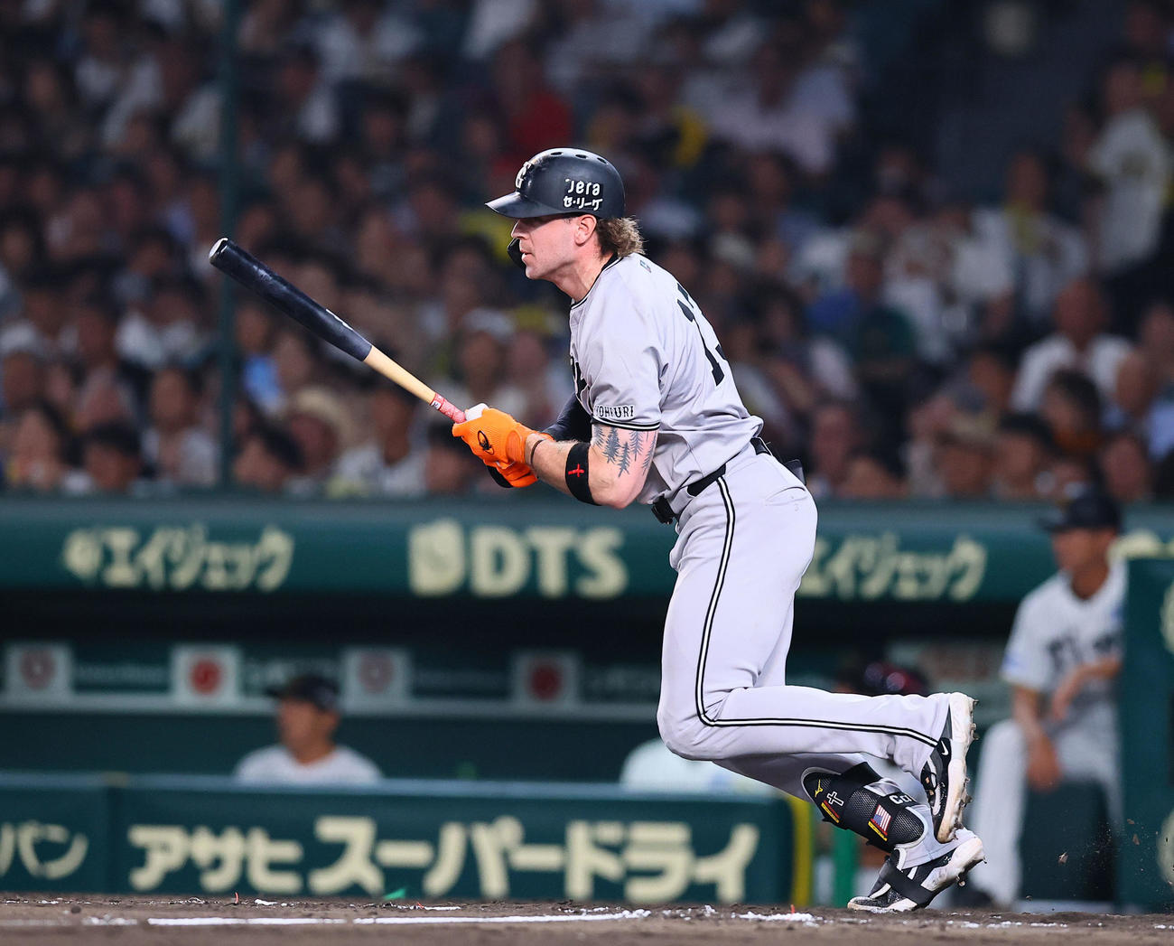 阪神対巨人　8回表巨人無死、代打キャベッジは二塁内野安打を放つ（撮影・藤尾明華）