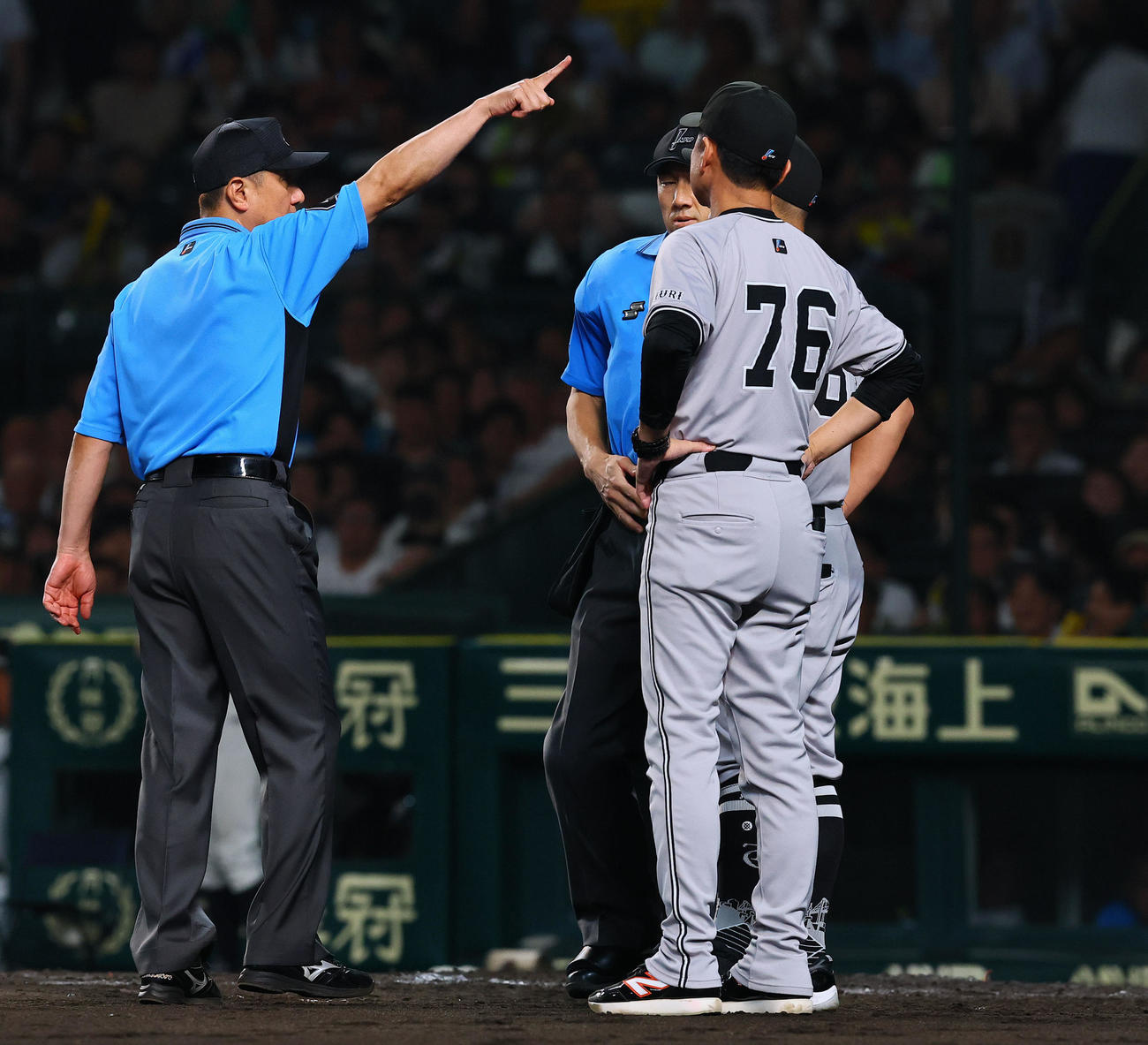 阪神対巨人　8回途中、退場を告げられる阿部監督（右）（撮影・藤尾明華）